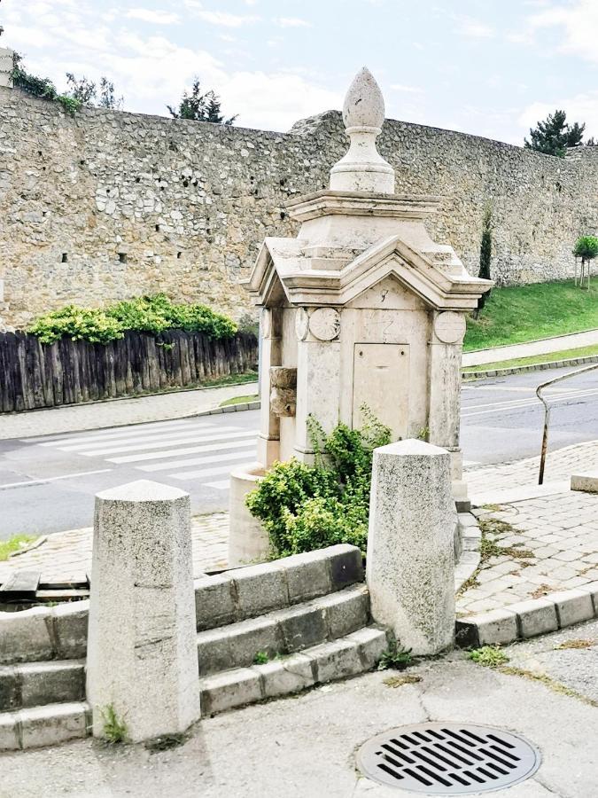Kalvaria Vendeghaz, Kozvetlenul A Varfal Mellett. Pécs Exterior foto